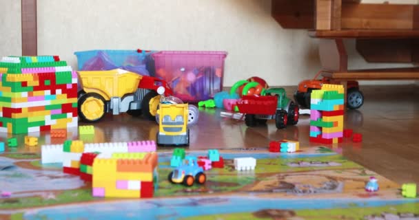 Děti čisté hračky v dětském pokoji — Stock video