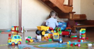 Çocuklar çocuk odasında oyuncak temizler.