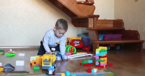 Children clean toys in the childrens room — Vídeo de stock
