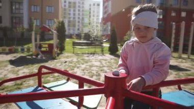 Güneşli bir yaz gününde parkta sallanan çocuk..