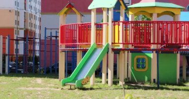 Güneşli bir yaz gününde parkta sallanan çocuk..