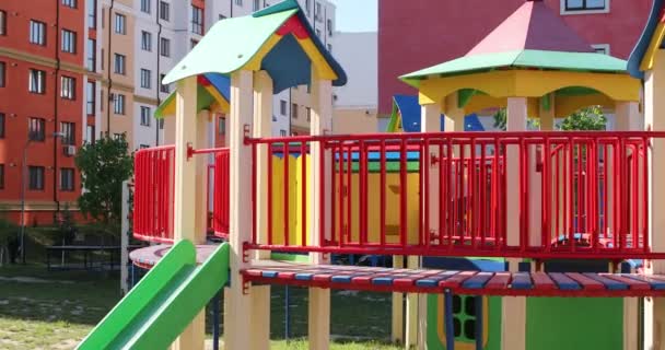 Bambino che oscilla nel parco giochi nella soleggiata giornata estiva in un parco . — Video Stock