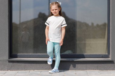 Beyaz tişörtlü küçük kız. Logonuz ya da tasarımınız için boşluk.