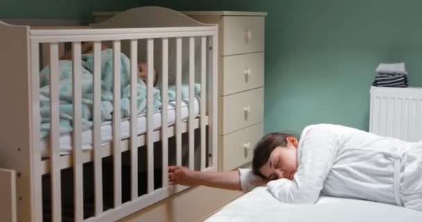 Мати ставить дитину спати — стокове відео