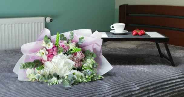 Poranna kawa i kwiaty na łóżku. Śniadanie do łóżka. — Wideo stockowe