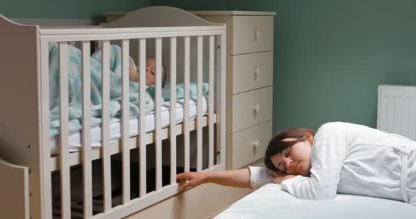 Mutter schläft Baby ein — Stockvideo