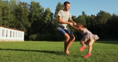 Mutlu aile gün batımında parkta koşar..