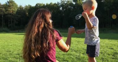 Mutlu aile gün batımında parkta koşar..