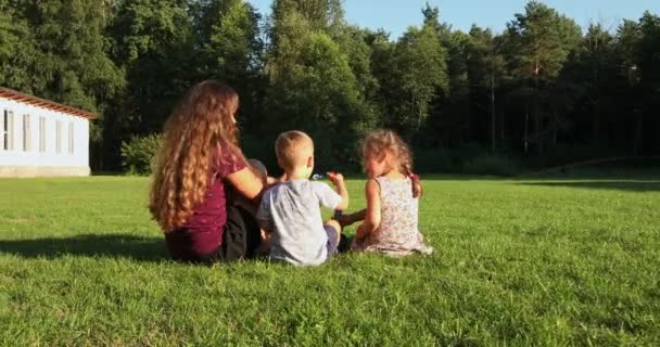 Bonne course familiale dans le parc au coucher du soleil. — Video