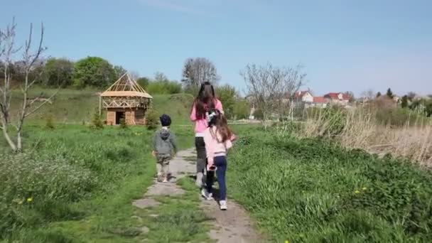 가족 이 오래 된 곳으로 여행하다 — 비디오