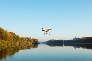 Dijital kamera, arka plan bulanıklık nehirde Uçak Helikopter