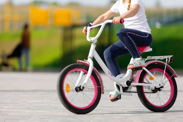 Niña en bicicleta en el parque de verano . — Foto de Stock