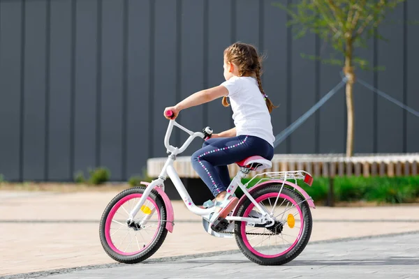 Niña en bicicleta en el parque de verano . — Foto de Stock