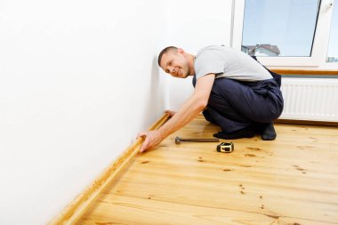 Onarım yapmak için. Yeni bir etek tahtası kuruluyor.