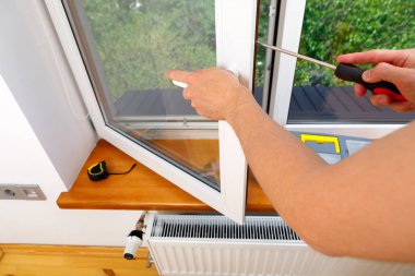 İşçi eve pencere kurup kontrol ediyor