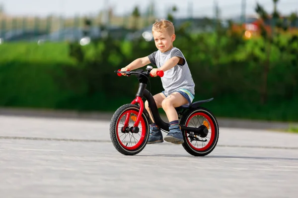 도시 공원에서 자전거를 타고 있는 소년 — 스톡 사진