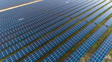 Hava görünümünde güneş panelleri. 