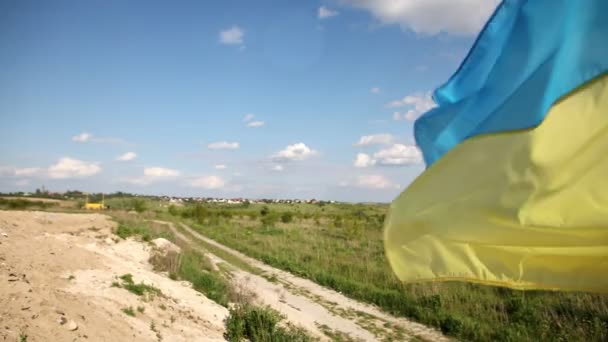 Mouvement lent du drapeau de l'Ukraine agitant fond bleu ciel et jaune — Video