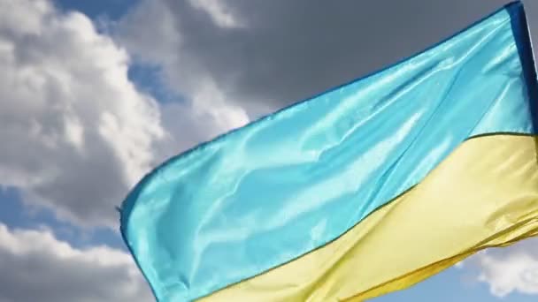 Zeitlupe der Ukraine Flagge schwenkt Hintergrund Himmel blau und gelb — Stockvideo