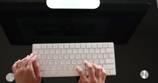 Eller klavyeye basıyor. Dizüstü bilgisayarda çalışan kadın. — Stok video