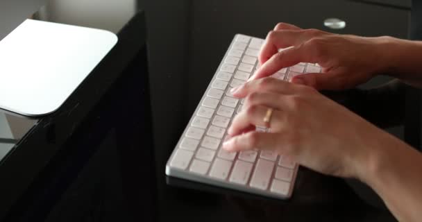 Taper les mains sur le clavier. Femme travaillant sur ordinateur portable. — Video