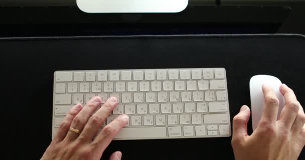 Mãos digitando no teclado. Mulher trabalhando no computador portátil. — Vídeo de Stock