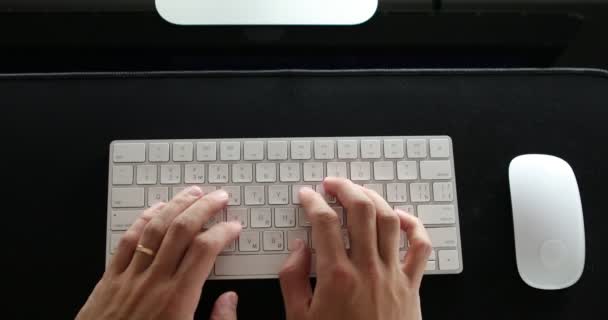 用手在键盘上打字。在手提电脑上工作的妇女. — 图库视频影像