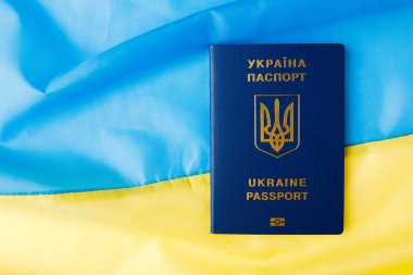 Ulusal bayrağın arka planına karşı Ukrayna 'nın uluslararası pasaportu. Ukrayna 'ya savaş