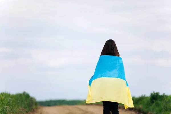 Mujer Con Bandera Ucraniana Campo Trigo Mujer Feliz Celebrando Día —  Fotos de Stock