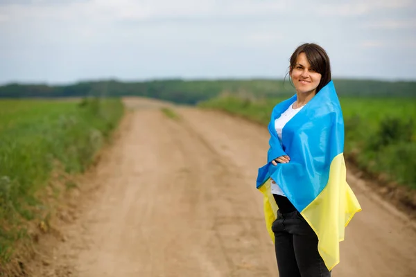 Žena Ukrajinskou Vlajkou Pšeničném Poli Šťastná Žena Slaví Den Nezávislosti — Stock fotografie