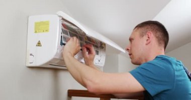 Erkek teknisyen içeride klimayı temizliyor. Yüksek kalite 4k görüntü