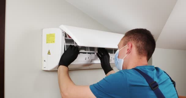 男性技师在室内清洁空调机 高质量的4K镜头 — 图库视频影像
