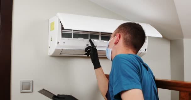 男性技师在室内清洁空调机 高质量的4K镜头 — 图库视频影像