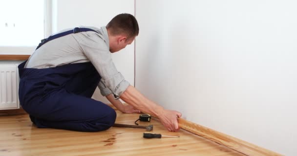 Make Repairs Installing New Skirting Board Man Makes Repairs Room — ストック動画