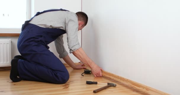 Make Repairs Installing New Skirting Board Man Makes Repairs Room — Stock Video