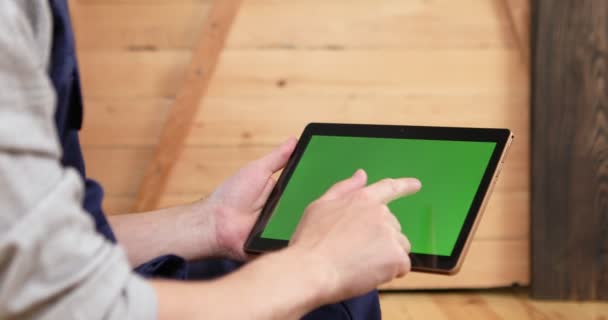 Faz Tudo Uniforme Azul Segura Tablet Com Uma Tela Verde — Vídeo de Stock