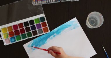 Küçük kız Ukrayna bayrağını çekiyor. Yüksek kalite 4k görüntü