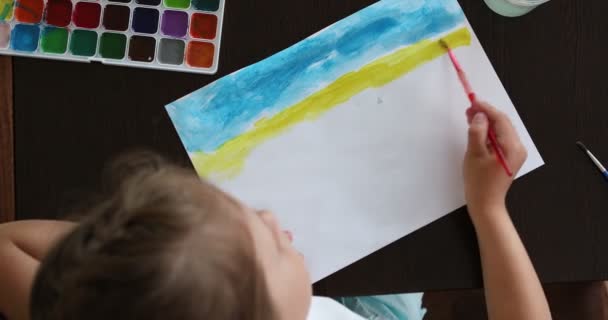 Kleines Mädchen Zeichnet Die Fahne Der Ukraine Hochwertiges Filmmaterial — Stockvideo
