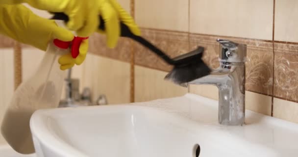 穿着手套 擦拭槽和洗脸盆水龙头的女人的近照 高质量的4K镜头 — 图库视频影像