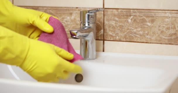 Zbliżenie Kobiety Rękawiczkach Wycierającej Zlew Kran Umywalkowy Wysokiej Jakości Materiał — Wideo stockowe