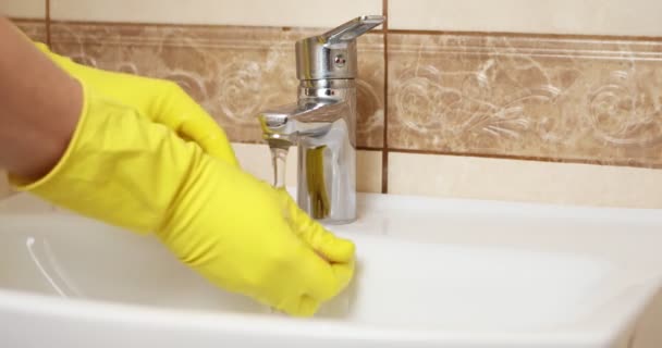 Zbliżenie Kobiety Rękawiczkach Wycierającej Zlew Kran Umywalkowy Wysokiej Jakości Materiał — Wideo stockowe