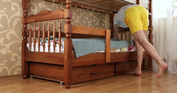 居心地の良い家でベッドを作っている男 高品質4K映像 — ストック動画