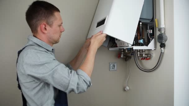 Υδραυλικός Αποδίδει Προσπαθώντας Διορθώσετε Πρόβλημα Τον Οικιακό Εξοπλισμό Θέρμανσης Επισκευή — Αρχείο Βίντεο