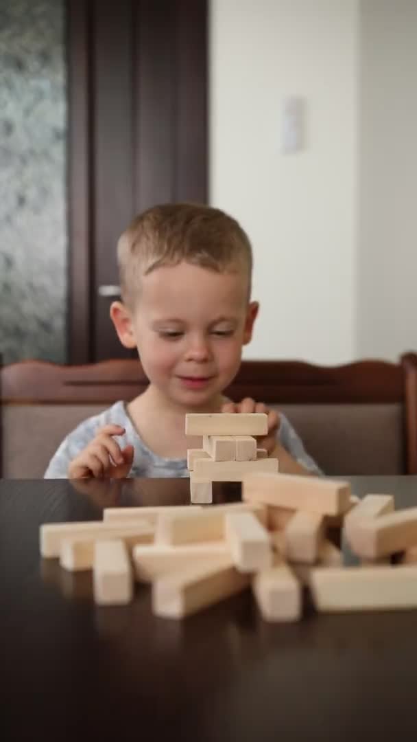 Вертикальне Відео Маленький Хлопчик Грає Дерев Яними Блоками — стокове відео