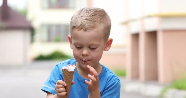 Küçük Çocuk Sokakta Dondurma Yiyor Yüksek Kaliteli Fullhd Görüntüler — Stok video