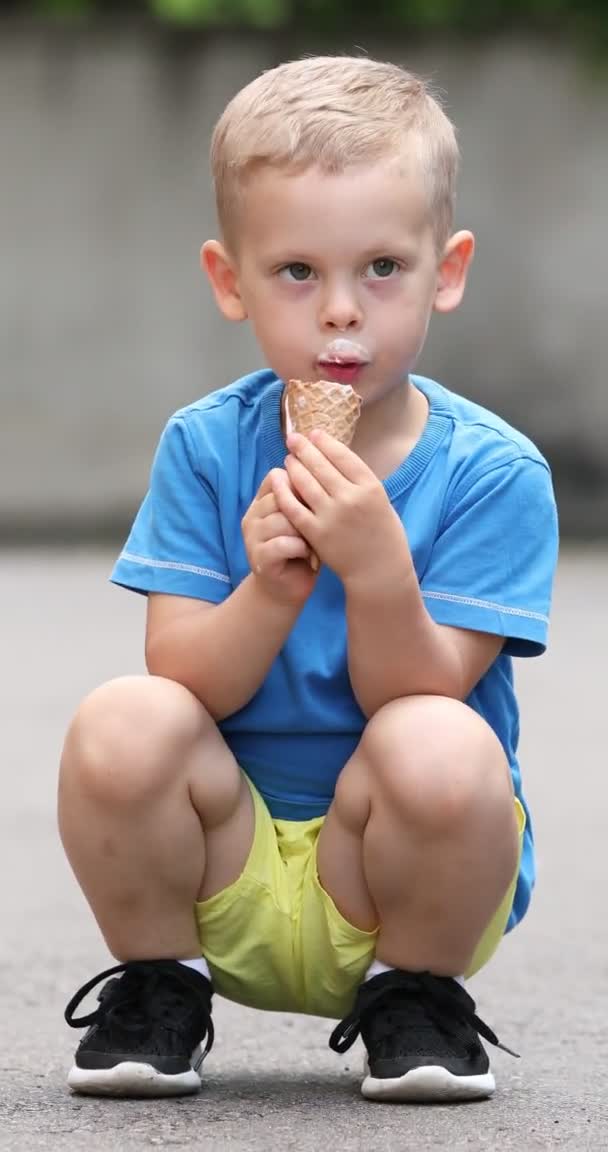 Küçük Çocuk Sokakta Dondurma Yiyor Dikey Video — Stok video