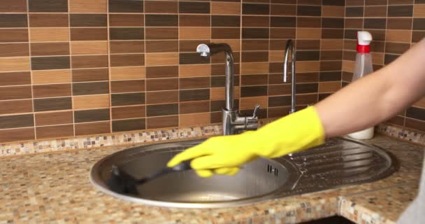 Frau Gelben Schutzhandschuhen Wäscht Spüle Und Wasserhahn Hausarbeit — Stockvideo