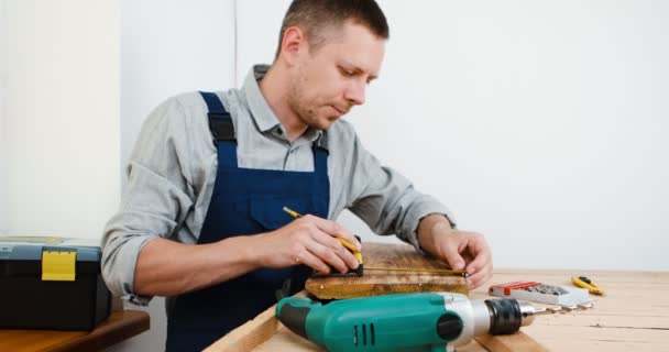 Handyman Uniforme Bleu Fonctionne Avec Tournevis Automatique Électrique Conception Rénovation — Video