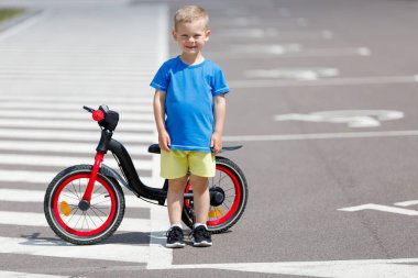 Arka planda mavi ve sarı tişörtlü bir çocuk var. Ukrayna bayrağı. Yazdırma için model