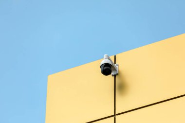 Gözetim kamerası. Güvenlik kavramı. Yüz tanıma. Suçluları bulma programı.